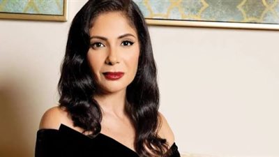 بعد غياب 20 عاما.. مني زكي تعود بمسرحية «الوش التاني»