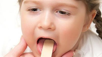 وسط أمراض الشتاء.. كيف تعرفين أن طفلك مصاب بالتهاب الحلق؟