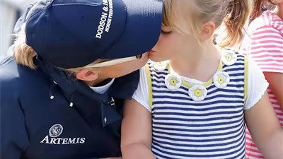 قبلات ملكية نادرة.. 6 لقطات عاطفية لأميرات مع أطفالهن