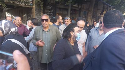 انهيار أبو الليف خلال تشييع جنازة شقيقه في الإسكندرية