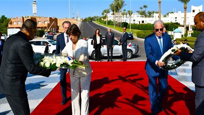 وزيرة أوروبية ومحافظ جنوب سيناء يضعان إكليل زهور على نصب تذكاري لضحايا طائرة فلاش إير