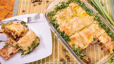 طريقة عمل صينية «الجلاش بالسجق».. بخطوات بسيطة