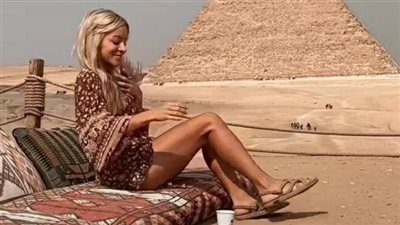 صور سائحة تجردت من ملابسها أمام الأهرامات