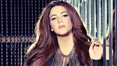 دنيا سمير غانم بإطلالة رياضية في مشهد مسرحي.. والجمهور يستدعي محمد صلاح