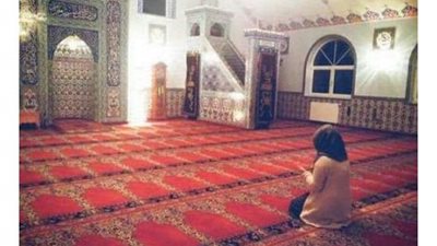 حكم الدين في الاستعانة بشاشة عرض لأداء السيدات الصلاة خلف إمام المسجد