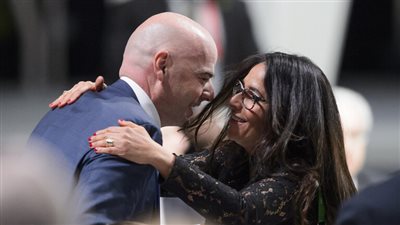 اللبنانية لينا الأشقر زوجة رئيس «فيفا» تداعب الجمهور الجزائري