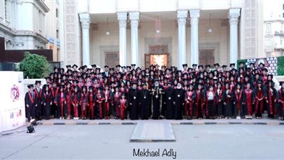 صور| البابا تواضروس يُكرم 5 طالبات من ذوي الهمم