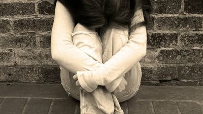 سيدة تروي مأساتها أمام المحكمة: زوجي طلب مني قضاء ليلة مع صديقه