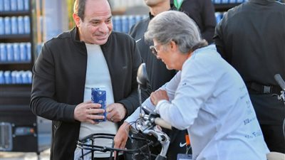 قمة المناخ.. الجدة «دروثي» تشارك السيسي ماراثون الدراجات