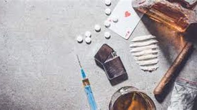 استشاري نفسي: الخجل من الرفض.. يدفع المراهقين إلى الإدمان