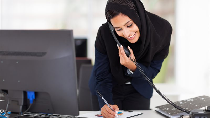 حكم عمل المرأة في