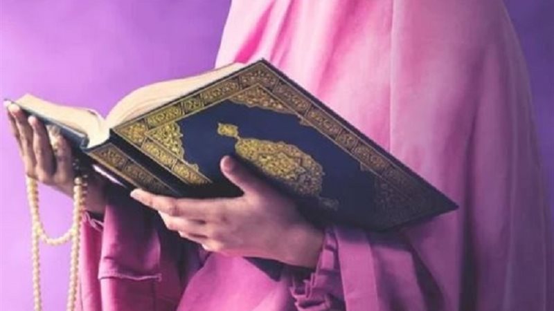 حكم قراءة المرأة