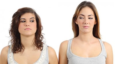 4 علامات تدل على أن صديقتك تغار منك وتحقد عليك