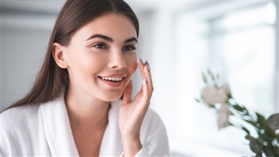 وصفة طبيعية لإزالة شعر الوجه وتفتيح البشرة.. تعرفي عليها