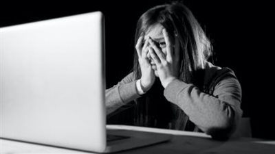 الحبس سنة لزوج ابتز طليقته بصور غير لائقة مقابل المال