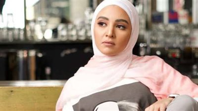 هلا رشدي تروي موقفًا مع نجلها وتنصح متابعيها: «التربية محتاجة هدوء أعصاب»
