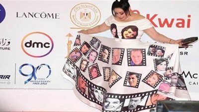 هند عاكف تثير الجدل بفستان «صور الفنانين الراحلين» وترد على أنباء طردها من مهرجان القاهرة