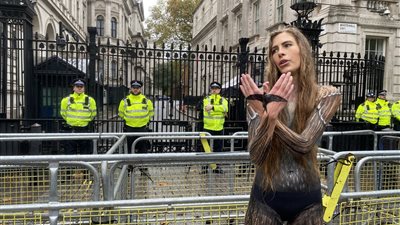 طائر يعشش في شعرها.. ناشطة تجول الشوارع عارية