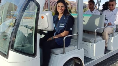 روجينا مجدي.. متطوعة تنقل الحاضرين بالسيارة في مؤتمر المناخ