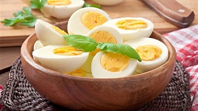 طبيب تغذية يصحح أكبر شائعة بشأن تناول البيض 