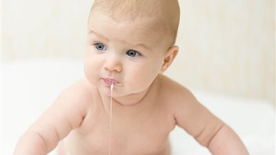 احذري.. بصق طفلك قد يكون علامة على مرض خطير