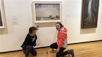 فتاتان تخربان لوحة فنية بـ«شراب القيقب»