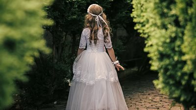 بينها العادات والمصالح.. ما أسباب الزواج المبكر للفتيات؟