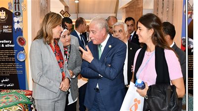 النجمة الأوبرالية فرح الديباني تشيد بالحرف التراثية في قمة المناخ