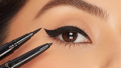 «بالملعقة ودبوس الشعر».. حيل سهلة لرسم الأيلاينر كالمحترفين