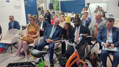 صور| قمة المناخ.. وزيرة البيئة الهولندية تصل المنطقة الزرقاء مستقلة دراجة