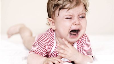 احذري.. قلقك على طفلك الرضيع قد يسبب له المغص