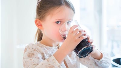 احذري.. المياه الغازية تطرد الحليب والخضراوات من غذاء طفلك