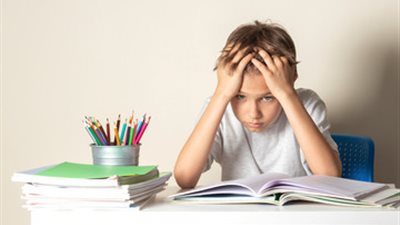 الجينات الوراثية متهمة.. دراسة تفسر سبب مرض عسر القراءة لدى الأطفال