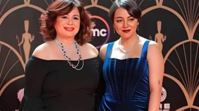 إلهام شاهين تدافع عن قبلة ابنة شقيقتها: «مطمنة على مستقبلك»