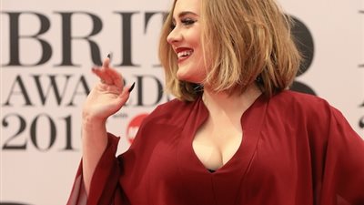 أديل بجاذبية الأسود المخملي في أحدث حفلاتها.. صور