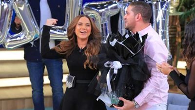 منى الشاذلي تكشف كواليس خطوبة رنا رئيس على الهواء 