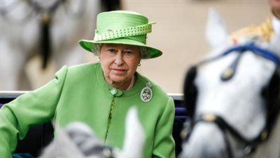 إزاحة الستار عن أول تمثال للملكة إليزابيث.. صور