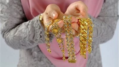 هل هدايا الأبناء للأم من الذهب توزع ميراثًا بعد وفاتها؟