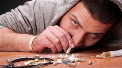 تحدثي معه وتجنبي التهديد.. كيف يمكنكِ مساعدة شخص مدمن على التعافي؟ 