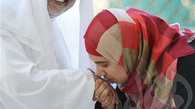 هل ظلم الوالدين يُعد عذرًا لعدم برهما؟.. «الإفتاء» تجيب