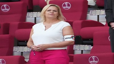 بعد ارتدائها شارة المثليين.. الجماهير العربية ترد على نانسي فيزر بـ«الكوفية»