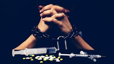 «لعنة الإدمان».. تعرفي على الفرق بين المدمن ومتعاطي المخدرات