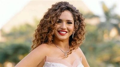 رنا رئيس بالفستان الأبيض في حفل خطوبتها.. صور