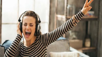 تعرفي على مخاطر الضوضاء والسماعات المرتفعة على الأذن