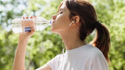 ليس 8 أكواب.. تعرفي على الكمية المثالية لشرب الماء