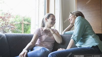 ساعدي ابنتك على التعامل مع الدورة الشهرية بهذه الخطوات