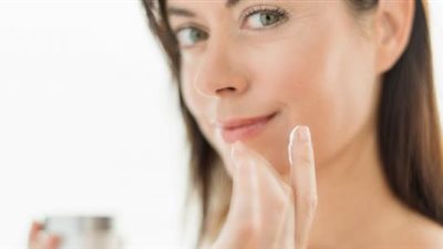 نصائح مهمة للعناية ببشرة المرأة الستينية.. تعرفي عليها