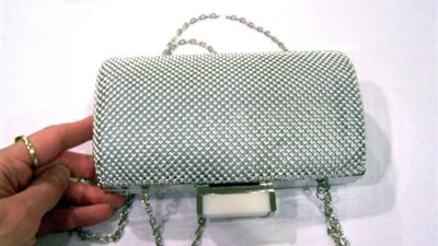  4 موديلات لحقائب باللون الفضي.. تناسب السهرات  