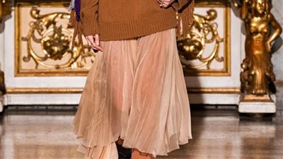 «التنورة الميدي» إطلالة عصرية ومحتشمة للفتاة المحجبة 