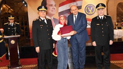 في الاحتفال السنوي.. الداخلية تُكرم أبناء الشهداء لتفوقهم الدراسي.. صور